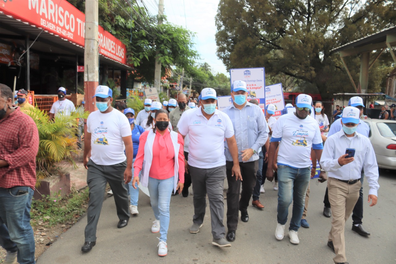 Alcalde José Andújar encabeza jornada “Mi calle limpia” en el sector Las Caobas