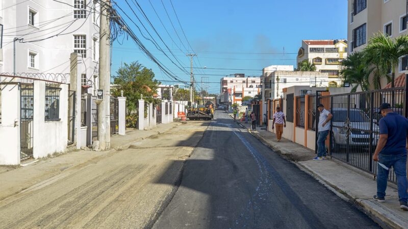 Presidente Abinader supervisa ejecución del vasto plan de asfaltado en calles y avenidas de provincia San Pedro de Macorís