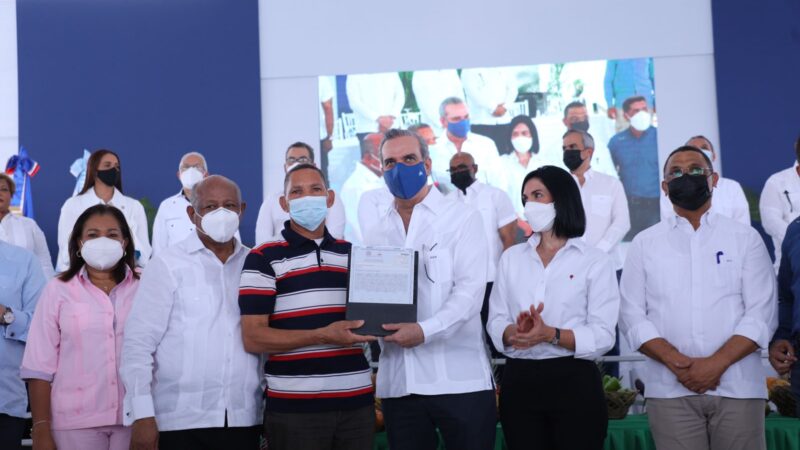 Presidente Abinader entrega 2,832 títulos de propiedad en dos días a familias pobres