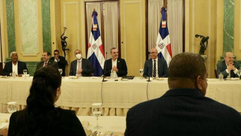 Presidente Abinader se reúne con dueños de compañías de cables del país