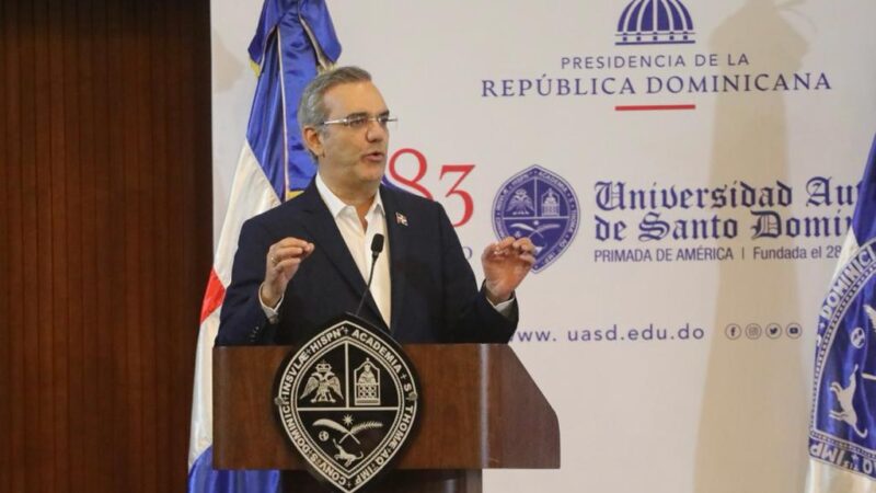 Presidente Abinader recibe ovación en la UASD y anuncia terminación para este año, de cuatro centros  y tres subcentros de la casa de estudios