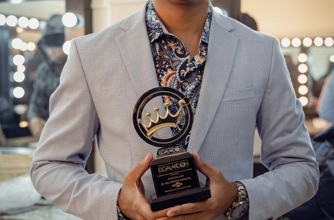 El artista cristiano John Solano recibe premio Galardón Espacial