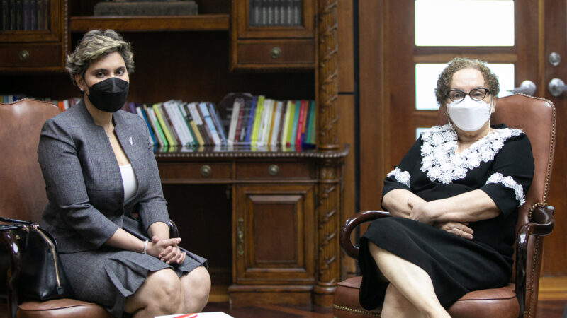 La procuradora general y la presidenta de Pro-Competencia tratan sobre colaboración interinstitucional