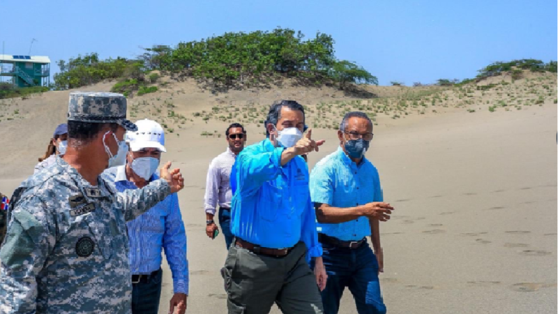 Ministro de Medio Ambiente recorre las Dunas de Baní y el Parque Nacional Luis Quinn