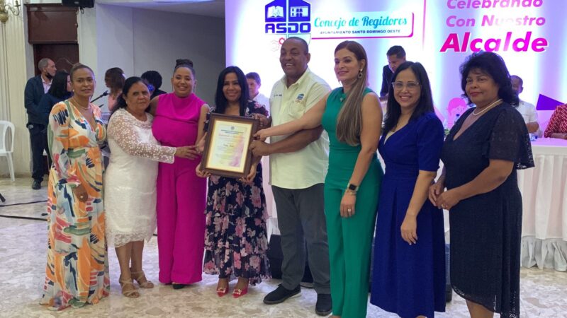 Ayuntamiento Santo Domingo Oeste reconoce a más de 100 mujeres por sus aportes a esa demarcación