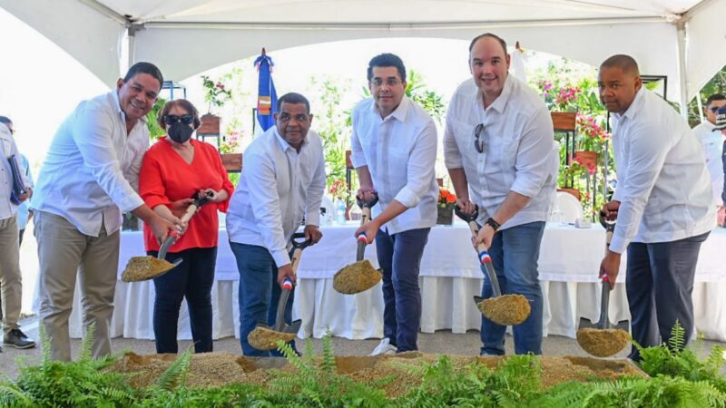 Ministro de Turismo deja iniciada construcción vía de acceso a playa Saladilla en Barahona