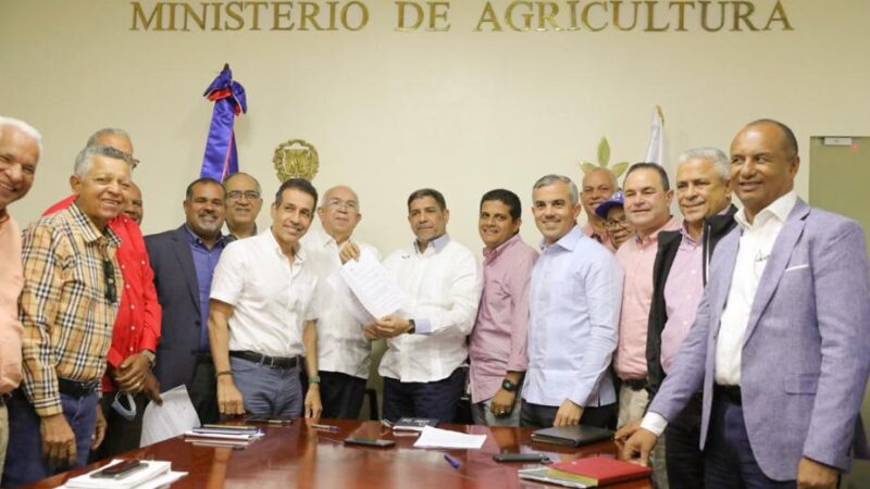 Ministerio de Agricultura logra acuerdo con sector arrocero para mantener estable precio del cereal