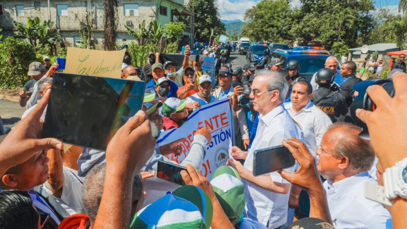 En viaje a Bonao, presidente Abinader se detiene a escuchar comunitarios