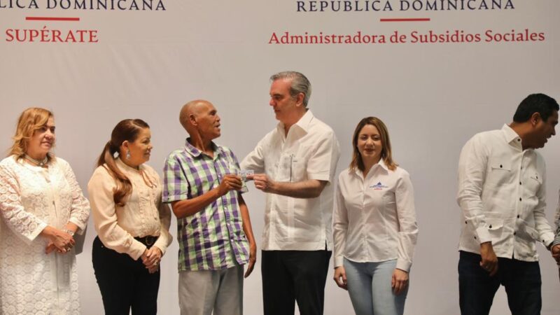 Presidente Abinader escucha a representantes 235 juntas vecinos de La Vega