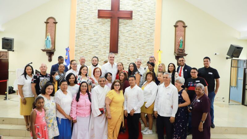 Presidente Abinader visita jornada de Inclusión Social “Primero Tú” y entrega parroquia y oficina SeNaSa en Santiago