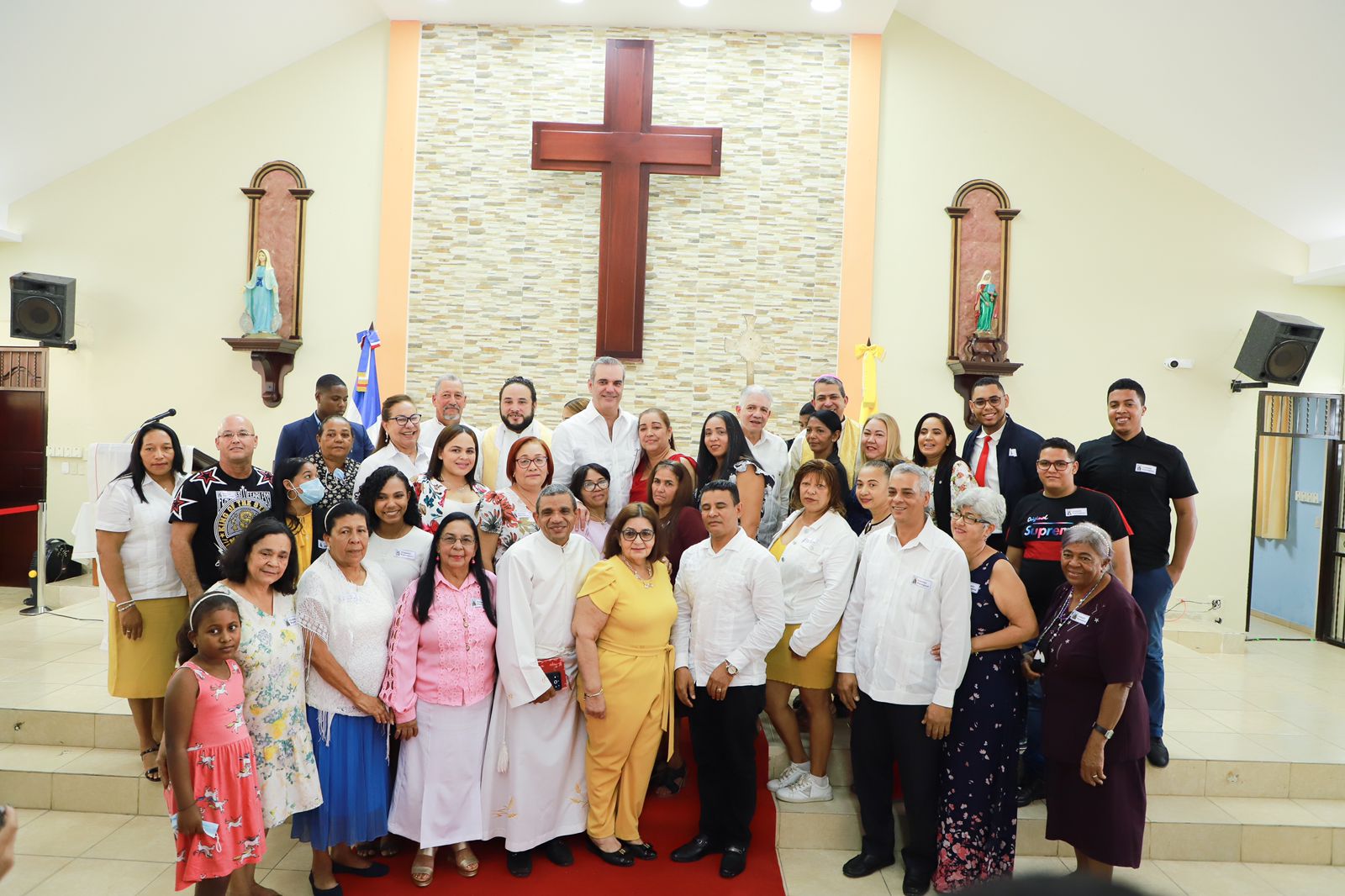 Presidente Abinader visita jornada de Inclusión Social “Primero Tú” y entrega parroquia y oficina SeNaSa en Santiago