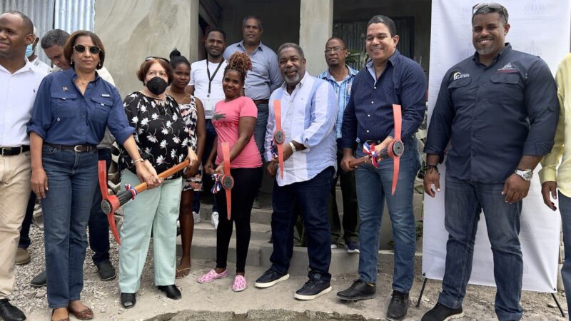 Tony Peña da primer picazo para la reparación de varias viviendas en Barahona
