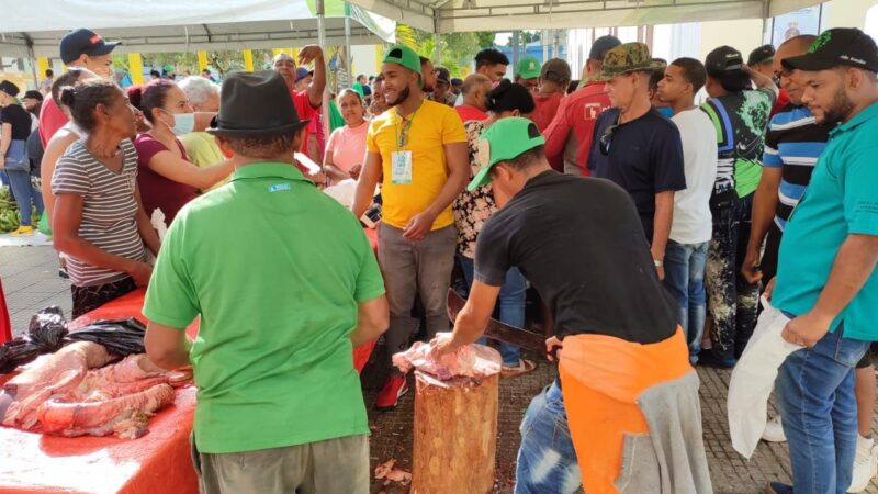 Senador Bauta Rojas expresa satisfacción por éxito de mercado agropecuario organizado en Salcedo, provincia Hermana Mirabal