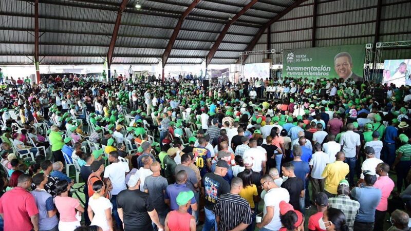 Dirigentes del PRM, ex alcaldes de La Victoria y San Luis y transportiatas se juramentan en la Fuerza del Pueblo