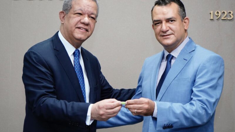 Leonel deposita padrón de Fuerza del Pueblo con más de un millón de miembros