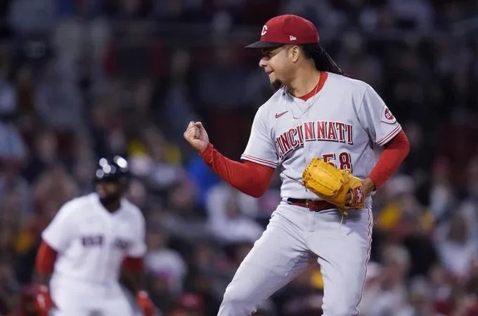 Castillo poncha 10, Rojos ganan en Boston por 1era. vez desde 1975