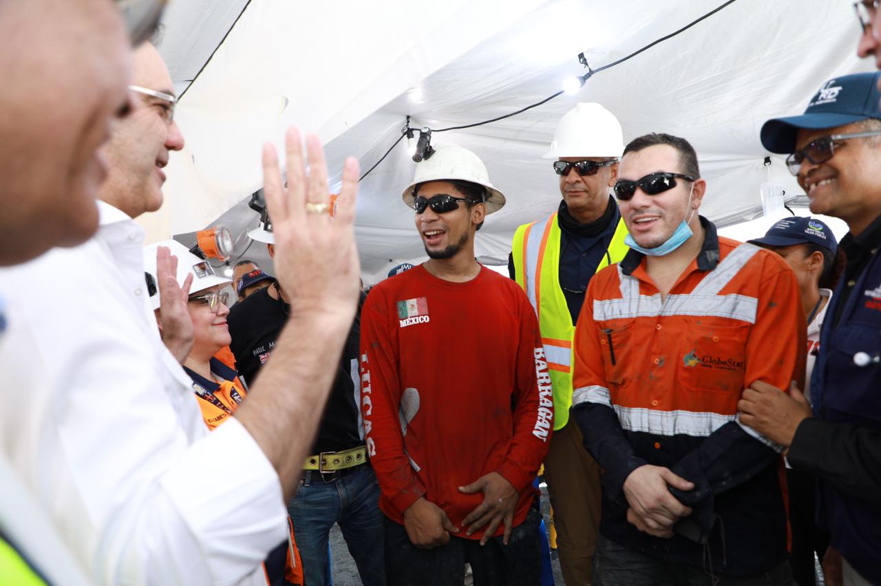 Presidente Abinader reza Padre Nuestro tras rescate de mineros atrapados en mina