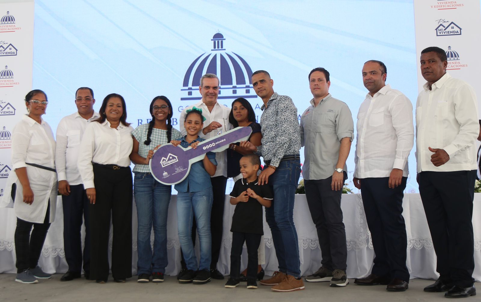 Presidente Abinader entrega 300 nuevos apartamentos de primera etapa del Plan Mi Vivienda-Hato Nuevo