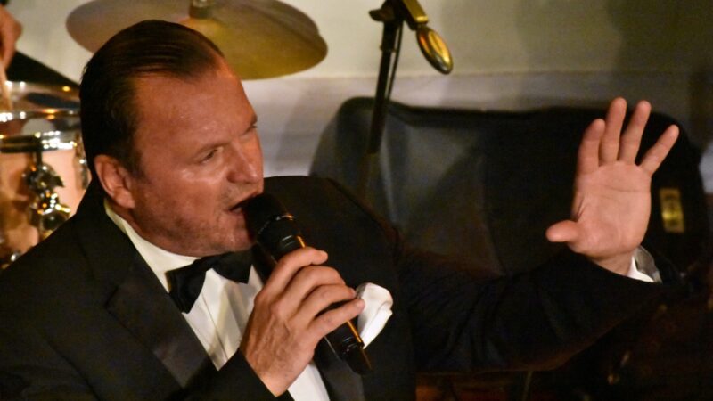 Gustavo A. de Hostos lanza su álbum “¡Ven y Vuela Conmigo! ¡Come Fly With Me!” en Hard Rock Café