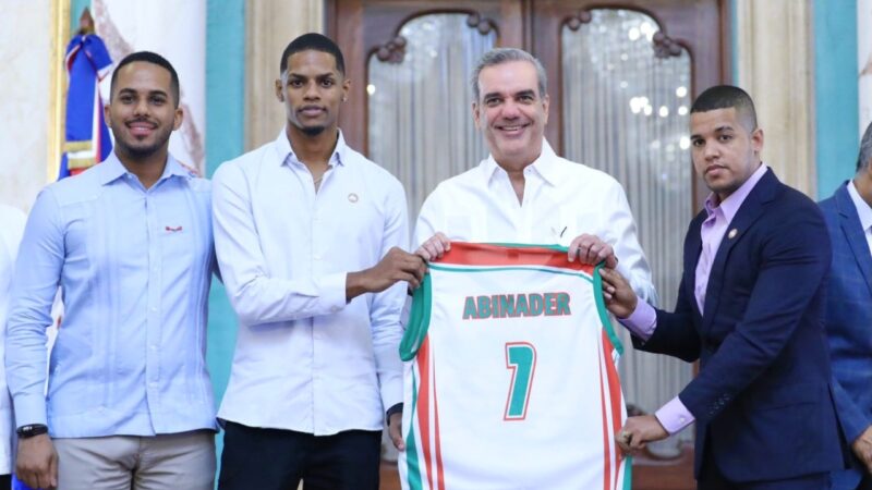 Presidente Abinader recibe al equipo campeón de baloncesto del Club Bameso