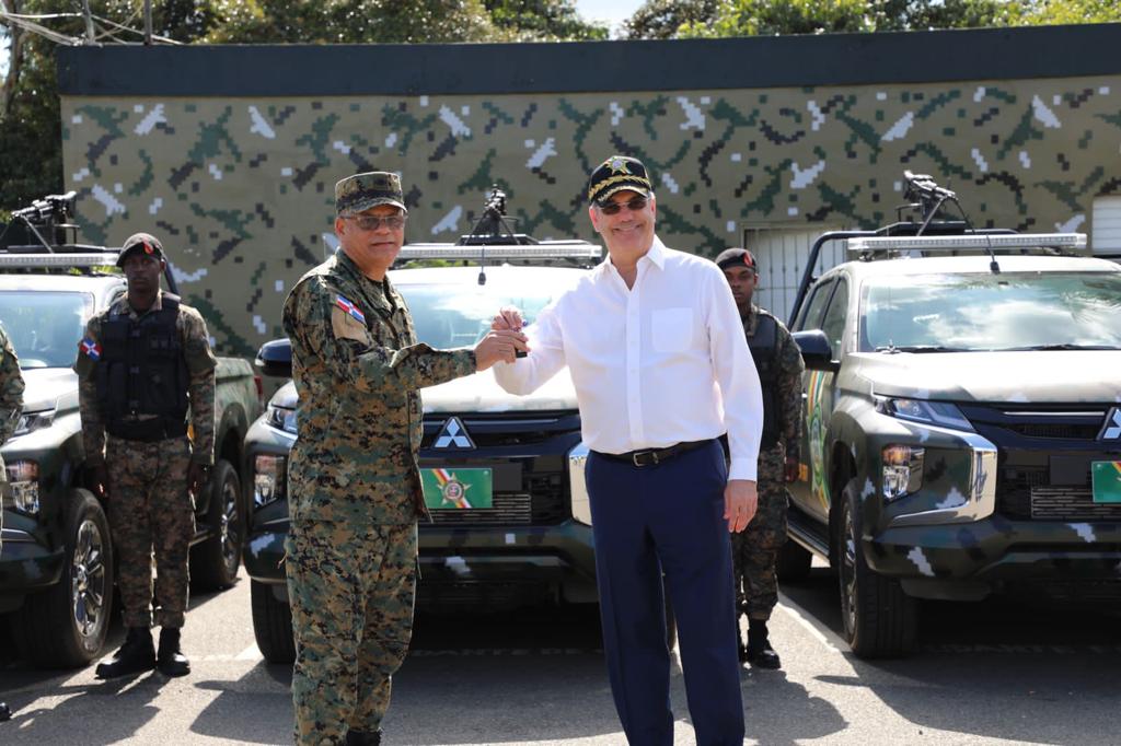 Presidente Abinader entrega 40 vehículos al Ejército para reforzar seguridad fronteriza