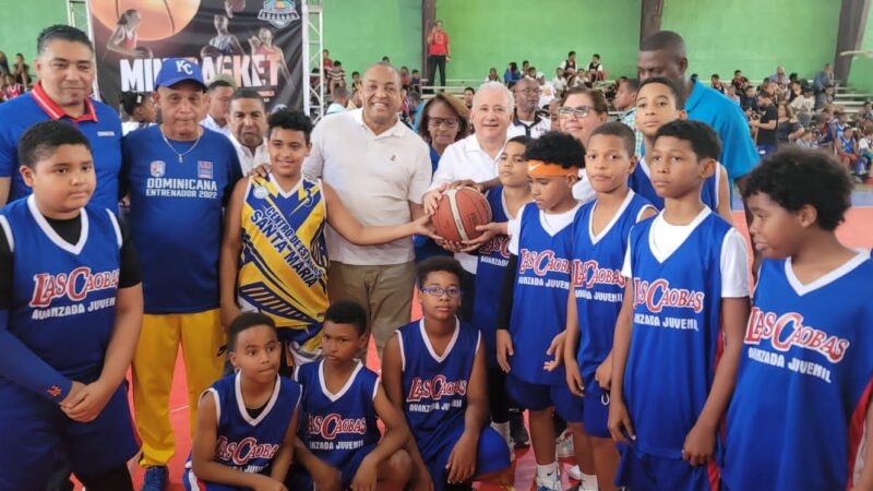 José Andujar exhorta a niños a luchar por sus metas en inicio torneo minibasket SDO