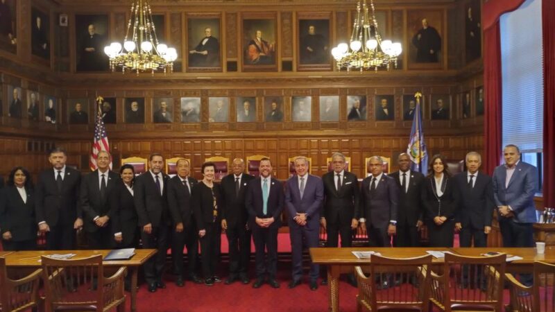 Miembros de Altas Cortes de RD y Estados Unidos intercambian experiencias en presencia de embajadora