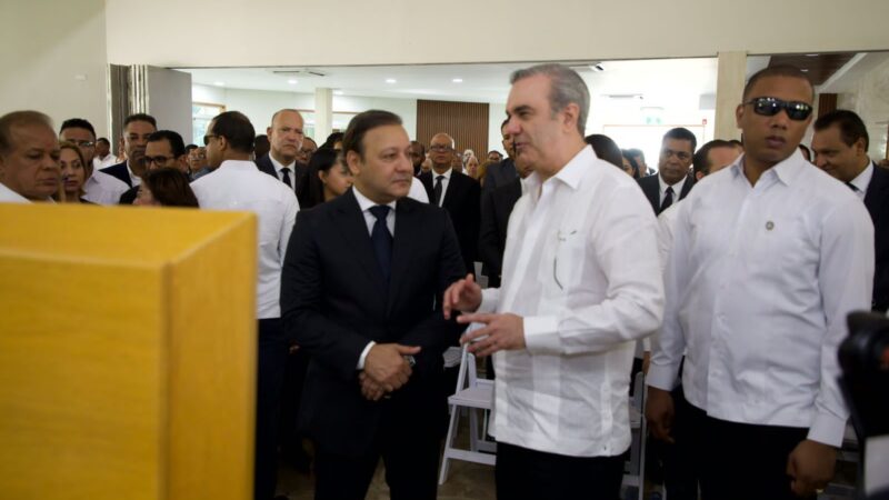 Presidente Abinader se solidariza con Abel Martínez por fallecimiento de su madre