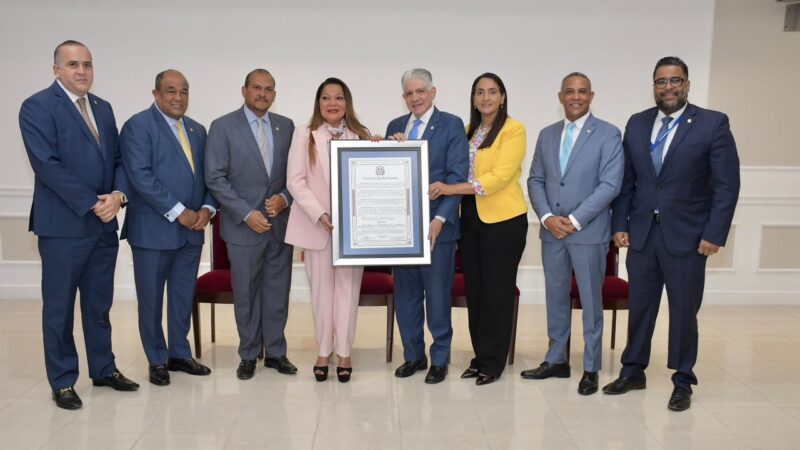 El Senado reconoce a Ángela Carrasco por más de 45 años de trayectoria artística
