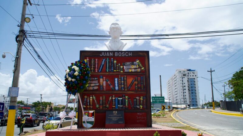 Alcalde Manuel Jiménez develiza busto y plazoleta dedicados al profesor Juan Bosch en Santo Domingo Este