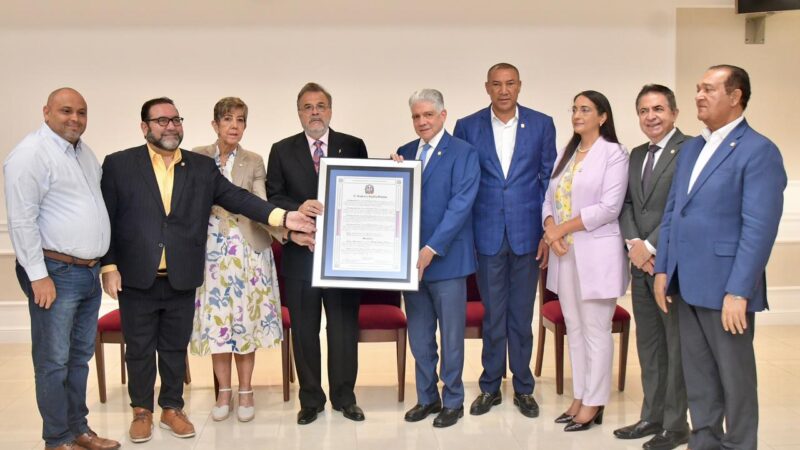 El Senado reconoce a Ricky Noboa por su destacada trayectoria en la crónica deportiva