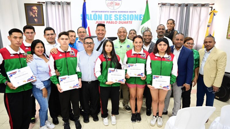 Entregan reconocimiento alcalde José Andújar por sus aportes en el deporte