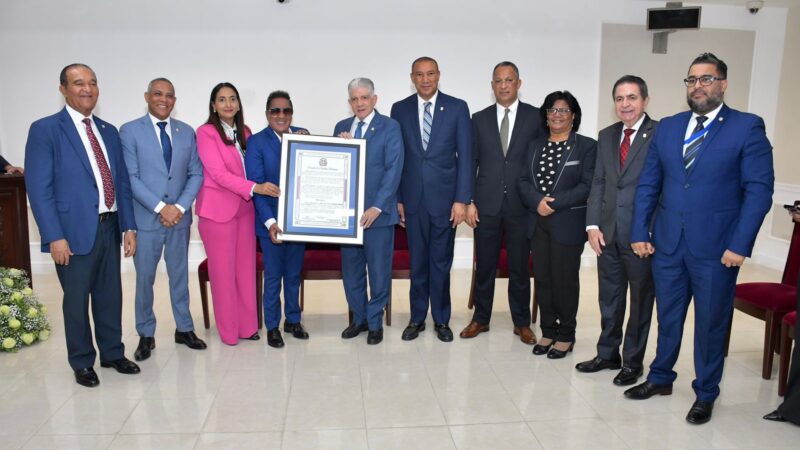 Senado de la República reconoce al merenguero Kinito Méndez