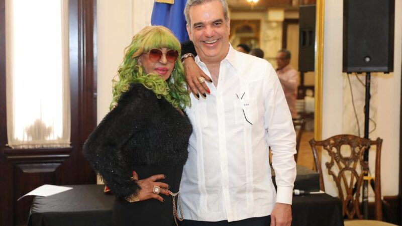 Presidente distingue con la Medalla Presidencial al Mérito Civil a 8 músicos típicos