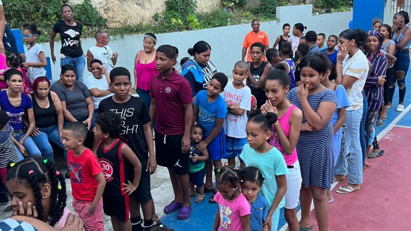 Liga de Baloncesto de Herrera entrega útiles escolares a niños de distintos sectores