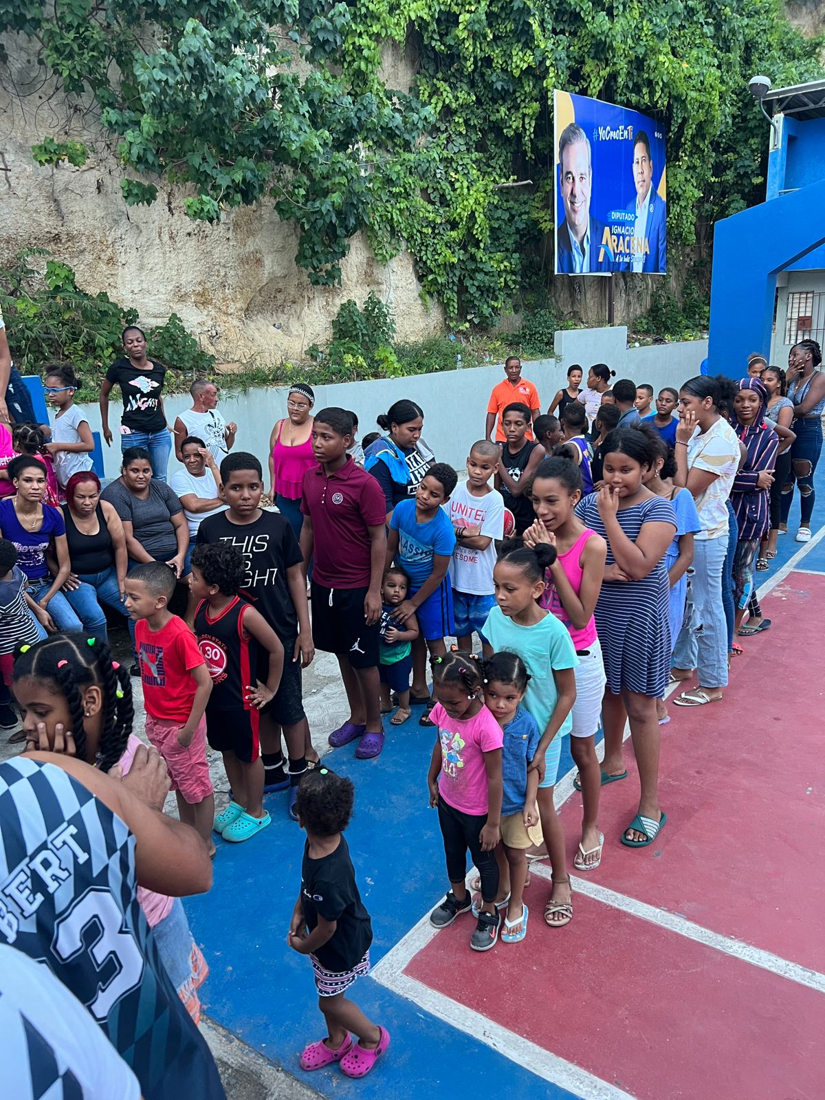 Liga de Baloncesto de Herrera entrega útiles escolares a niños de distintos sectores