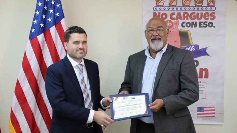 La Embajada de los EE.UU dona US$3 millones en equipos y asistencia técnica a LAVECEN para combatir la Peste Porcina Africana en la República Dominicana