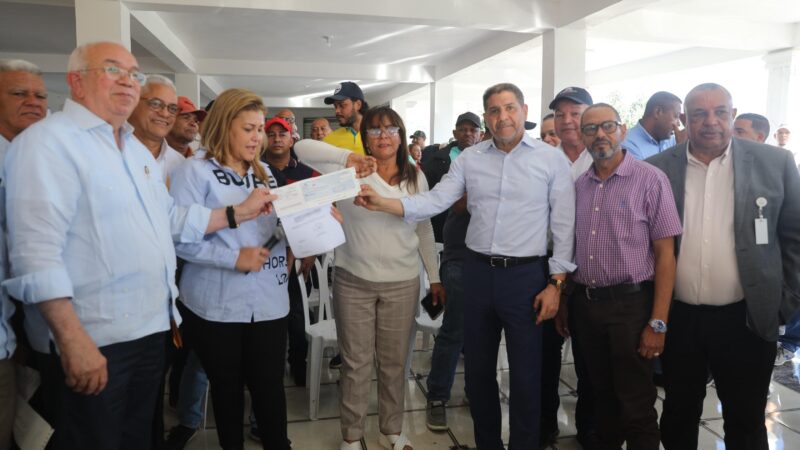Entregan cheques a productores  de invernaderos afectados por lluvias en Rancho Arriba