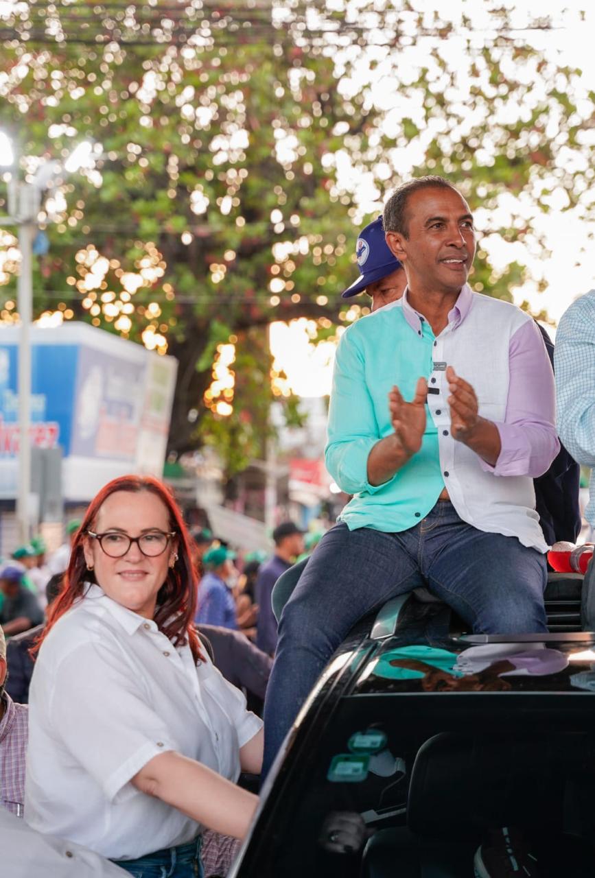 Miles de mujeres del DN respaldan candidatura de Domingo Contreras