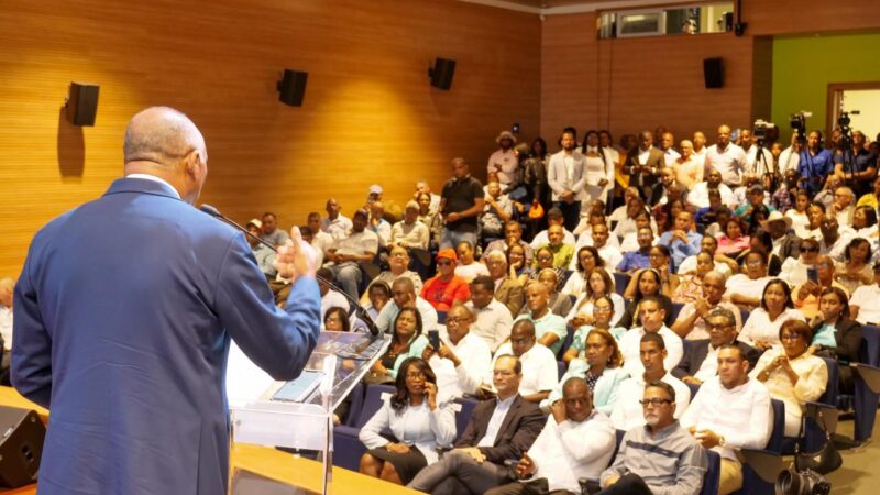 Julito Fulcar presenta sus propuestas a la sociedad de Peravia