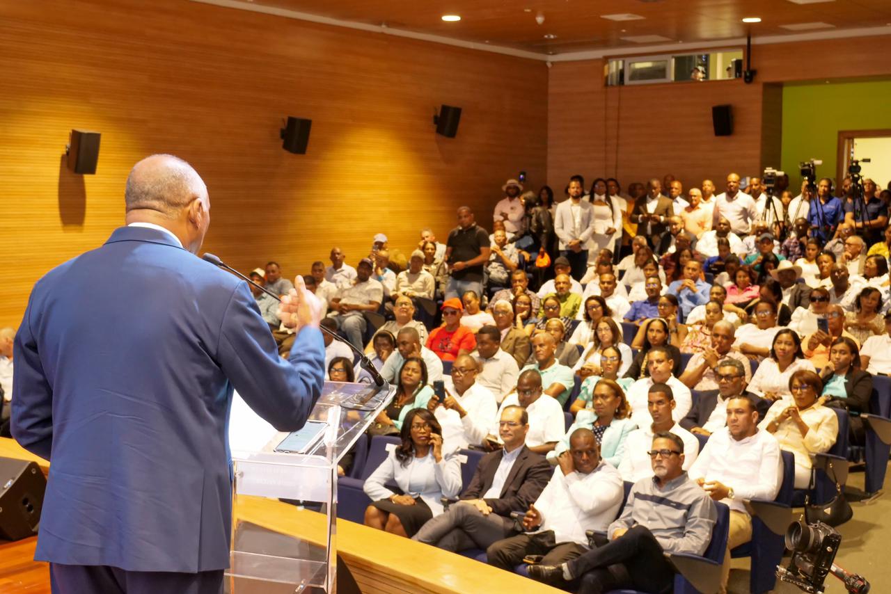 Julito Fulcar presenta sus propuestas a la sociedad de Peravia