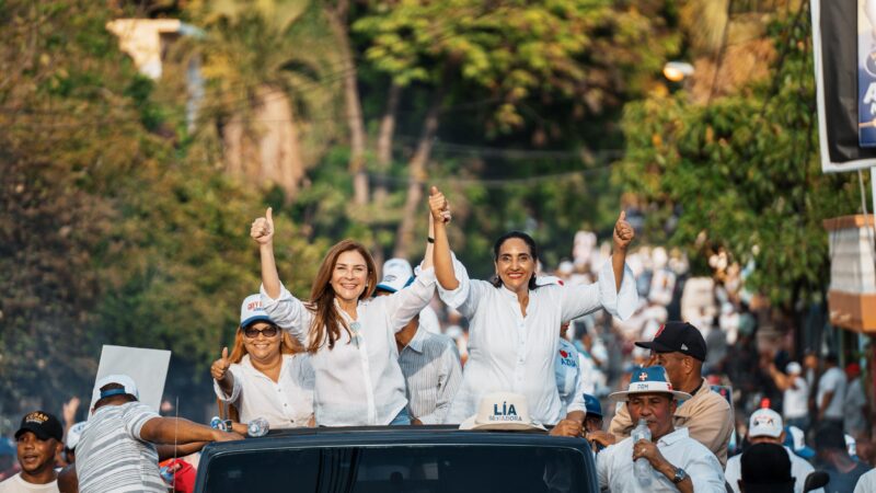 Carolina Mejía encabeza caravana en Azua, en apoyo a la senadora Lía Díaz