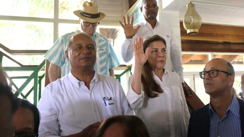 Hipólito y Carolina Mejía reciben del Frente Agropecuario del PRM a decenas de dirigentes del PLD y la FP