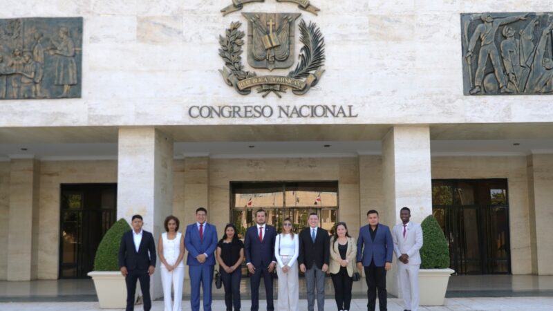 Senado recibe visita observadores de Aglojoven