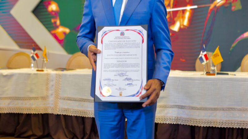 Julito Fulcar recibe certificado que lo acredita como senador por la provincia Peravia