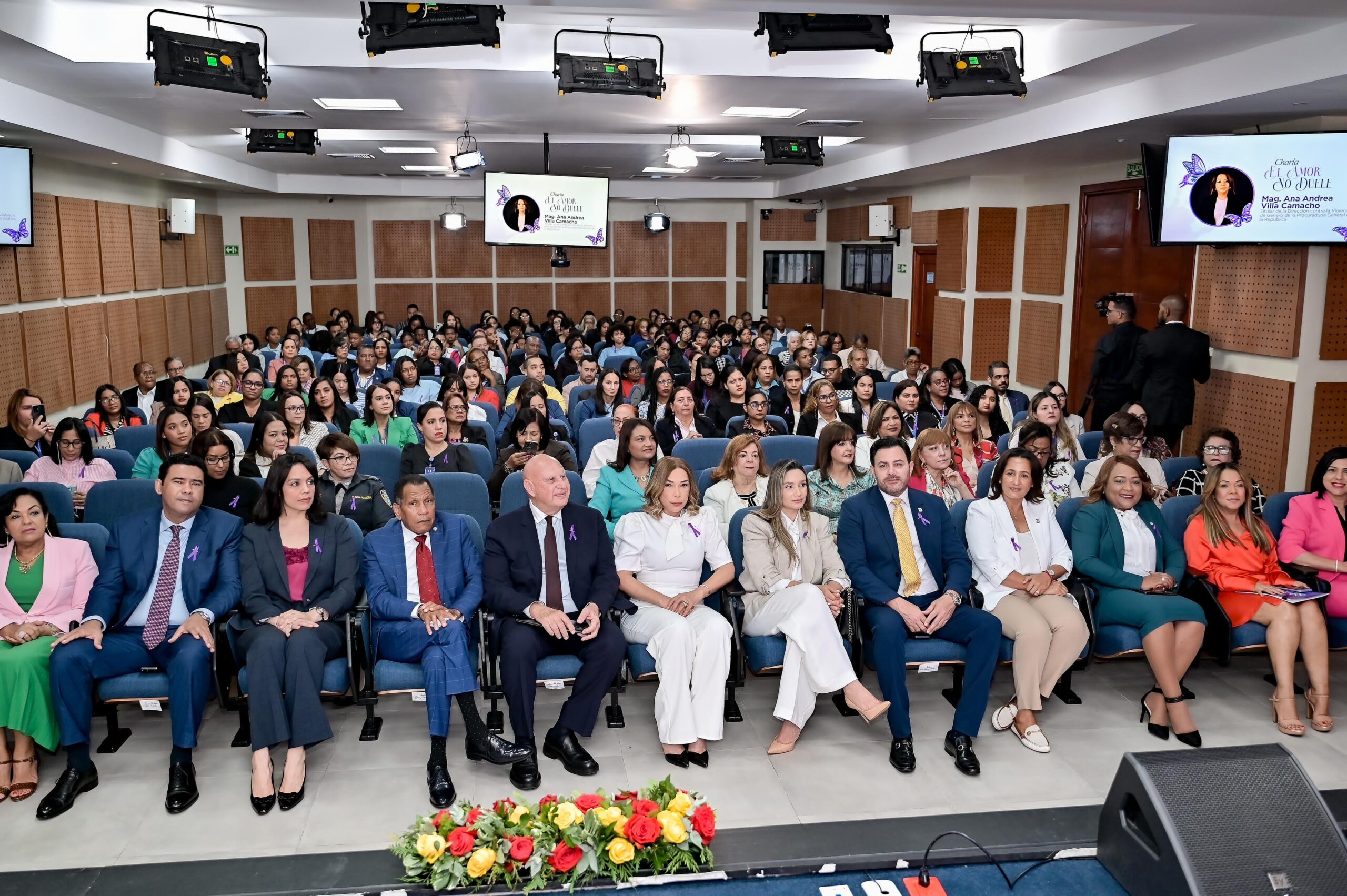 Colaboradores del Senado reciben la charla “El Amor No Duele”