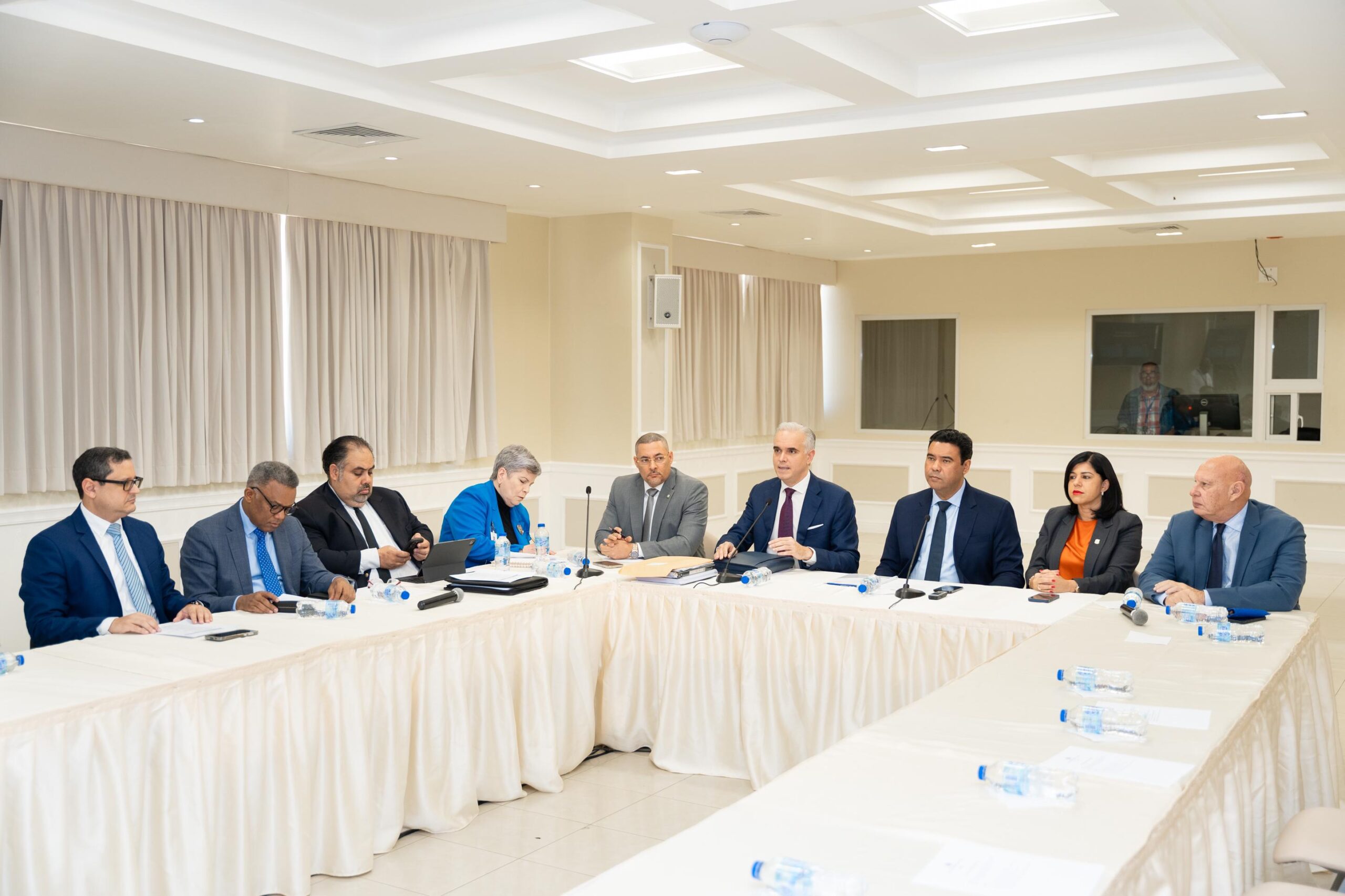 Comisión que estudia Código Laboral escucha al ministro de Trabajo Luis Miguel Decamps  