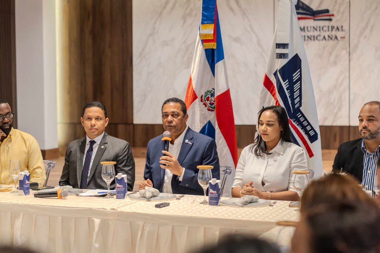 LMD acoge sesión oficial comisión de asuntos municipales de la Cámara de Diputados