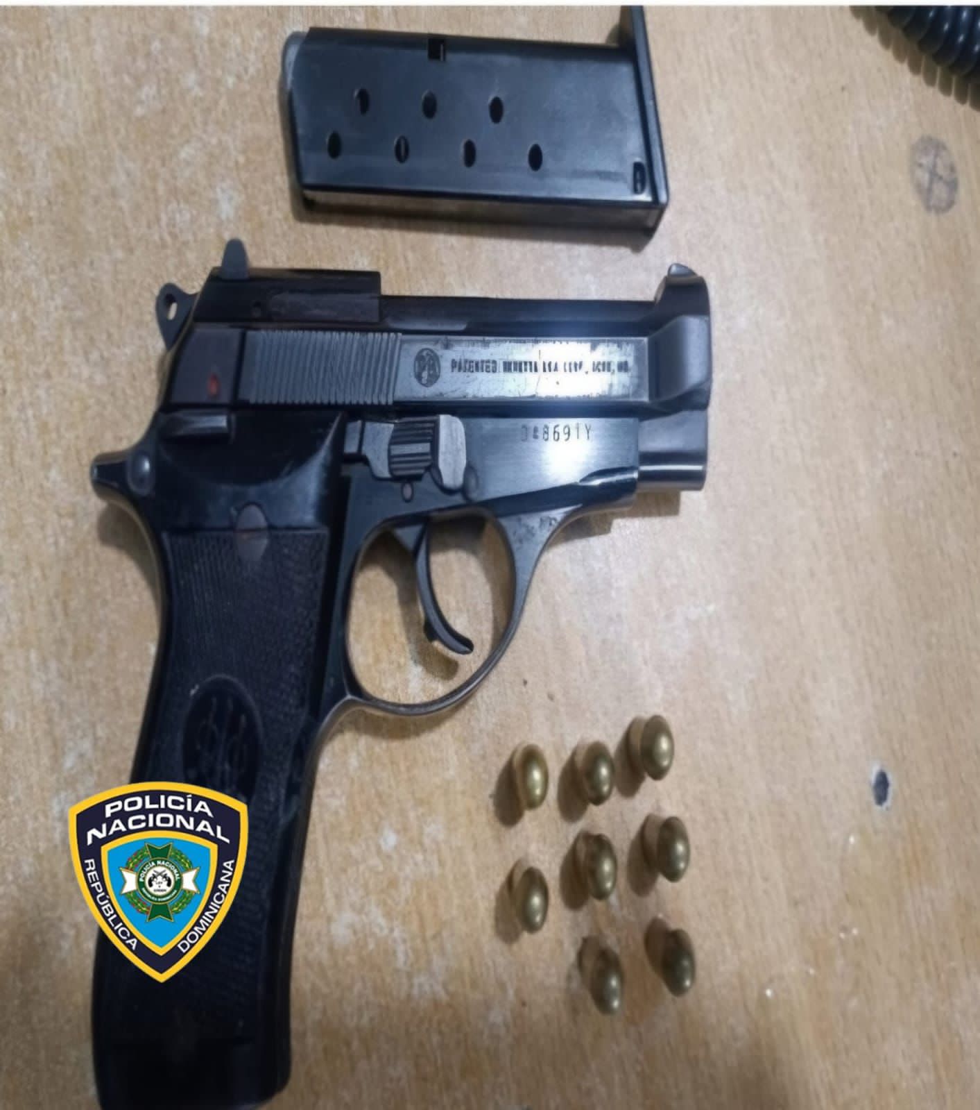 Policía apresa a dos hombres por asalto y posesión ilegal de arma de fuego en La Romana