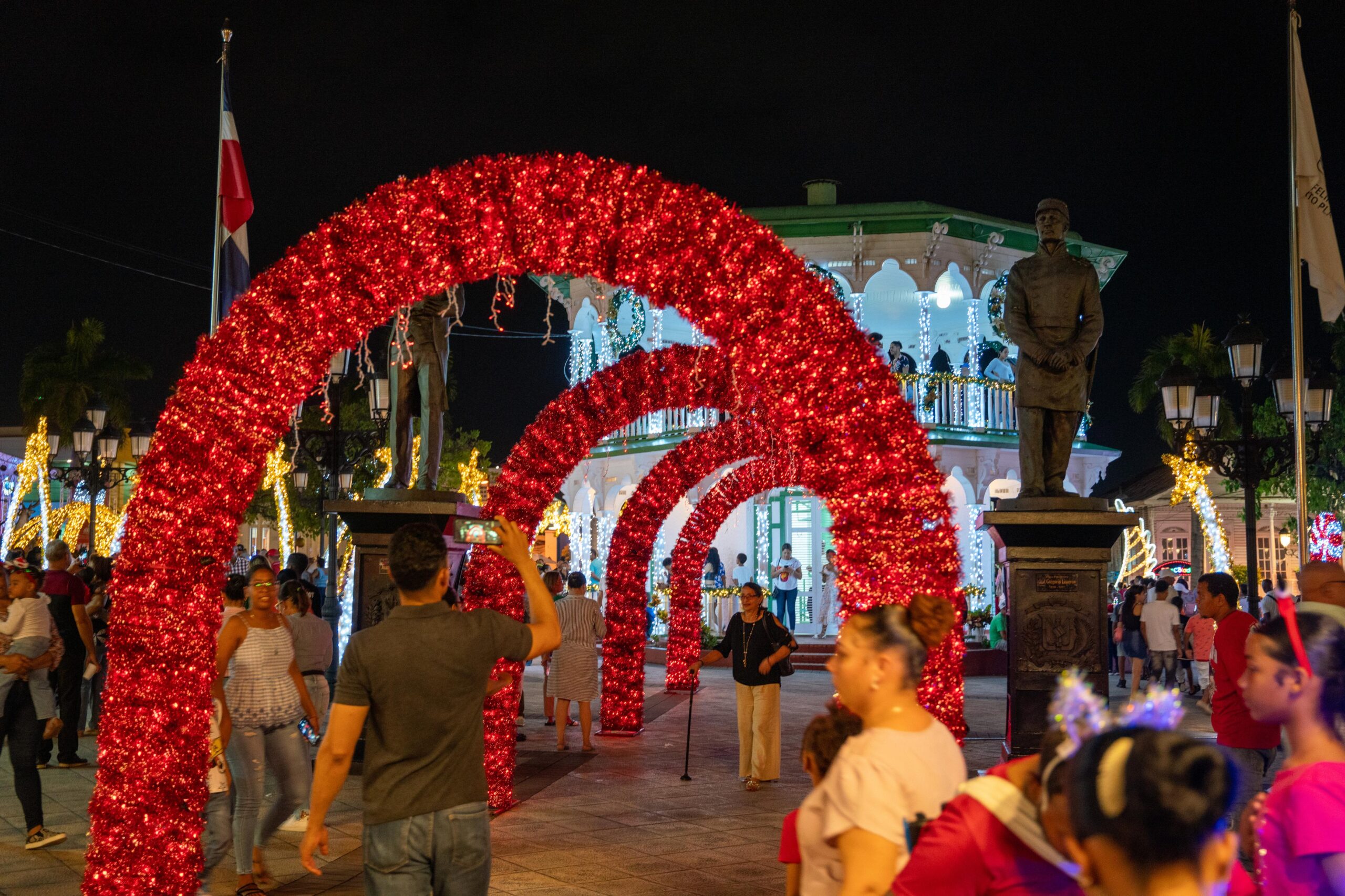 Roberto Ángel inicia programa «Parques de Navidad» en Puerto Plata